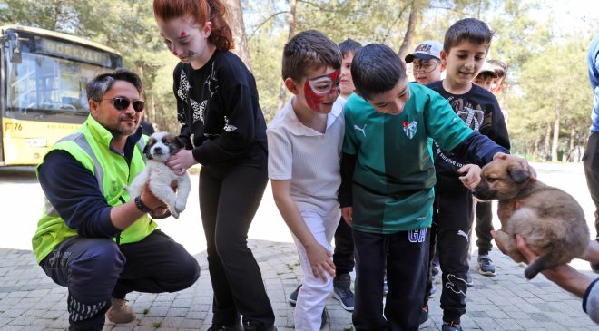 Çocuklar bayram coşkusunu patili dostlarıyla paylaştı