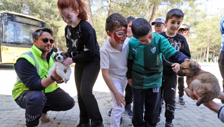 Çocuklar bayram coşkusunu patili dostlarıyla paylaştı
