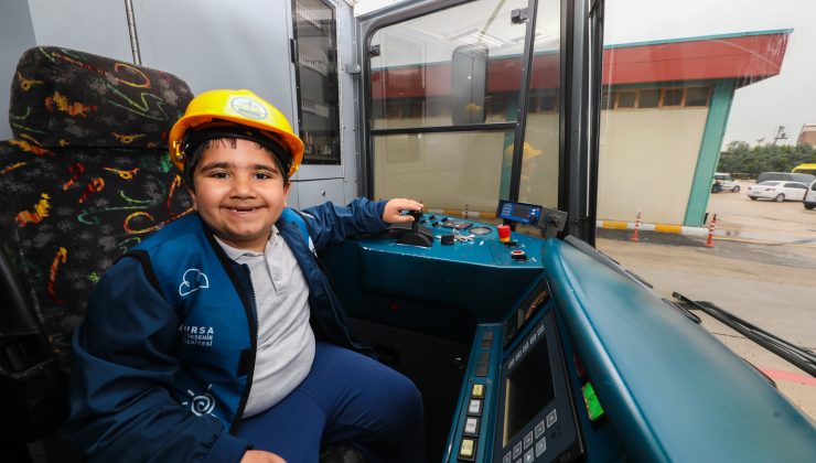 Küçük Ali bir günlüğüne tren sürdü