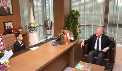 İnegöl’de 23 Nisan geleneği: Başkanlık koltuğu çocuklara emanet