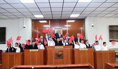 Minik öğrenciler TBMM’nin açılışını Kestel’de canlandırdı