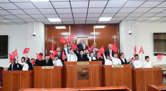 Minik öğrenciler TBMM’nin açılışını Kestel’de canlandırdı