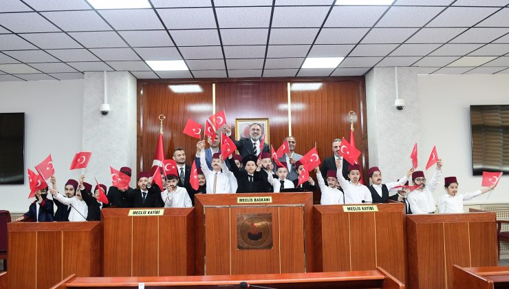 Minik öğrenciler TBMM’nin açılışını Kestel’de canlandırdı
