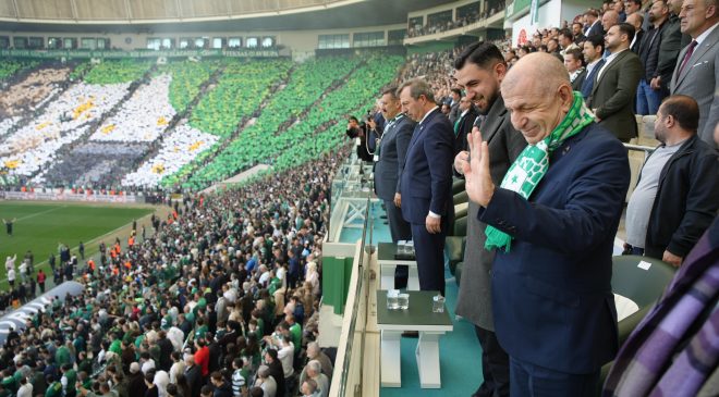 Ümit Özdağ’dan Bursaspor tribününde şampiyonluk coşkusu