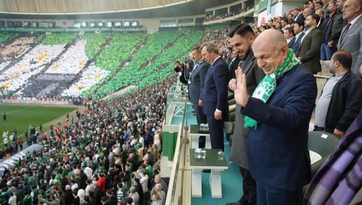 Ümit Özdağ’dan Bursaspor tribününde şampiyonluk coşkusu