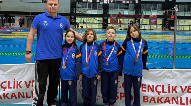 Yüzme havuzunda İnegöl rüzgarı: 18 madalya ile döndüler