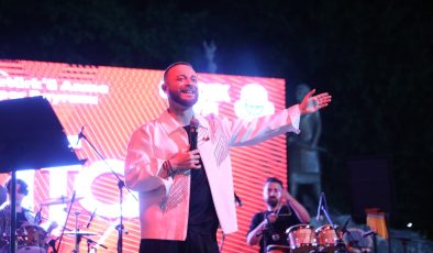 İnegöl Heykel Meydanı’nda Safa Zakir ile 19 Mayıs coşkusu