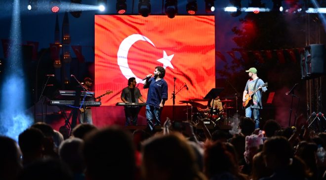 Gemlik’te 19 Mayıs coşkusu Genç Rock Festivali ile yaşandı