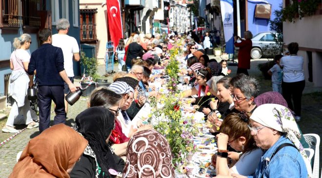 Mudanya’da Anneler Günü: Tarihi sokaklarda sevgi sofraları kuruldu