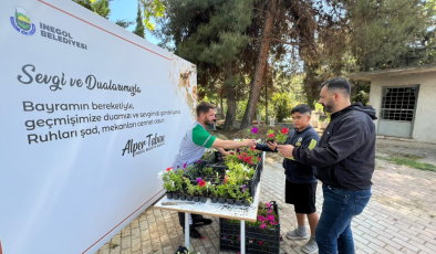 İnegöl’de bayram arifesinde mezarlıklar çiçeklerle donatıldı