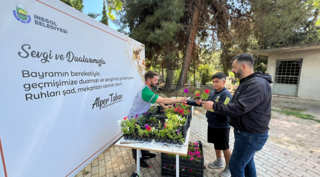 İnegöl’de bayram arifesinde mezarlıklar çiçeklerle donatıldı