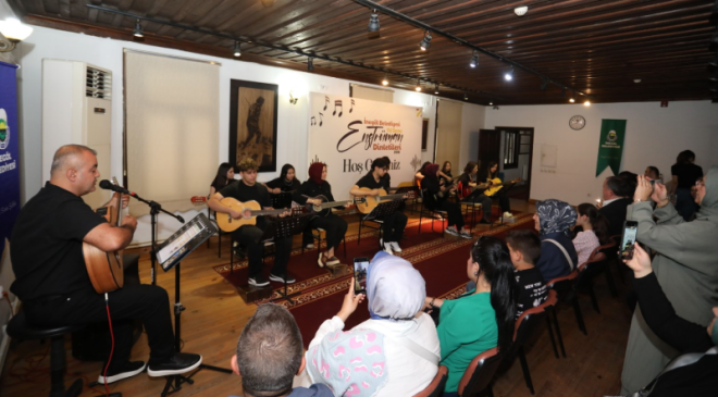Gitar kursiyerleri yıl sonu dinletisinde sahne aldı