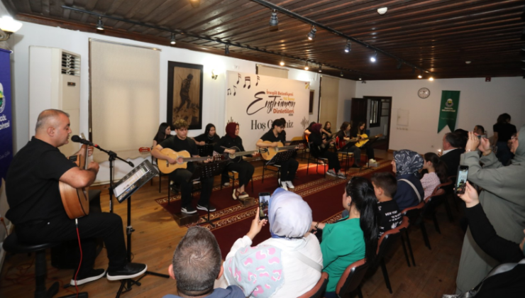 Gitar kursiyerleri yıl sonu dinletisinde sahne aldı