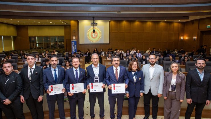 Milletvekili Ahmet Kılıç öncülüğünde Bursa’da genç parlamenterlerin yemin töreni