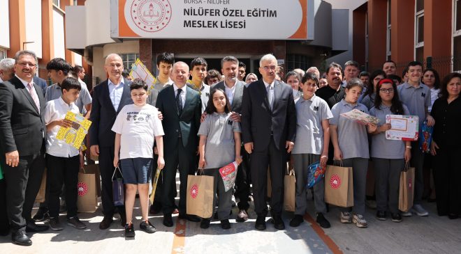 Bursa’da karne sevinci özel okulda paylaşıldı