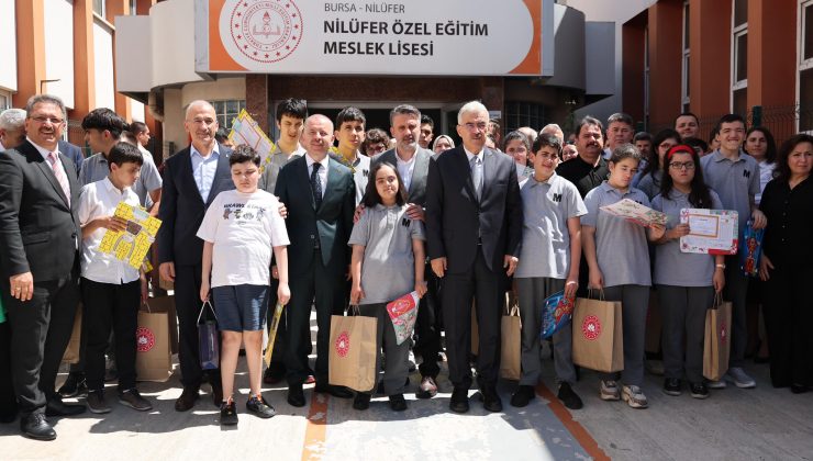 Bursa’da karne sevinci özel okulda paylaşıldı