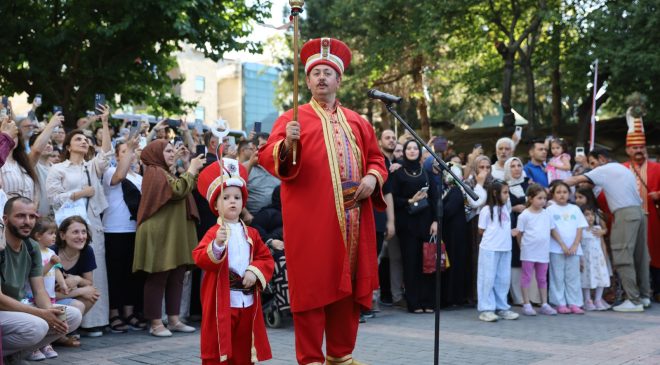 Mehter ve kılıç kalkan gösterisi Bursalıları büyüledi