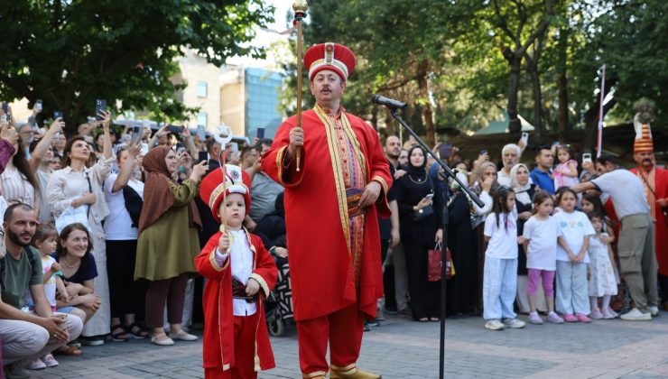 Mehter ve kılıç kalkan gösterisi Bursalıları büyüledi