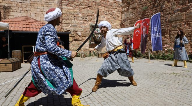 700. fetih yılına kılıçlı kutlama