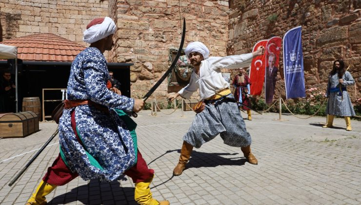 700. fetih yılına kılıçlı kutlama