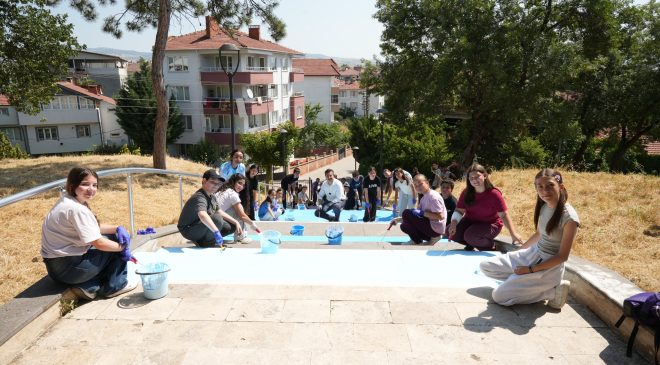 TOKİ Ortaokulu öğrencileri Babasultan Parkı’nı renklendirdi