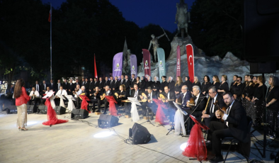 İnegöl Belediyesi Türk Sanat Müziği Korosu sezonu meydanda açtı