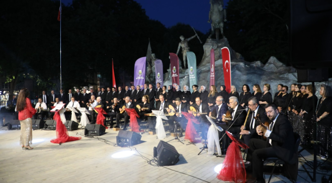 İnegöl Belediyesi Türk Sanat Müziği Korosu sezonu meydanda açtı