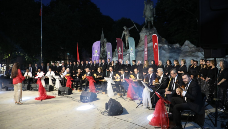 İnegöl Belediyesi Türk Sanat Müziği Korosu sezonu meydanda açtı