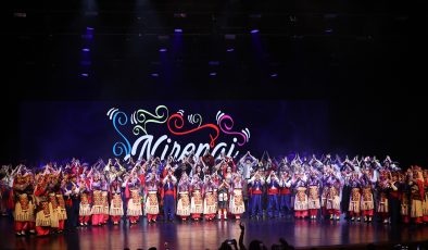 Nilüfer Halk Dansları Topluluğu “Nirengi” gösterisi ile Merinos’ta büyüledi