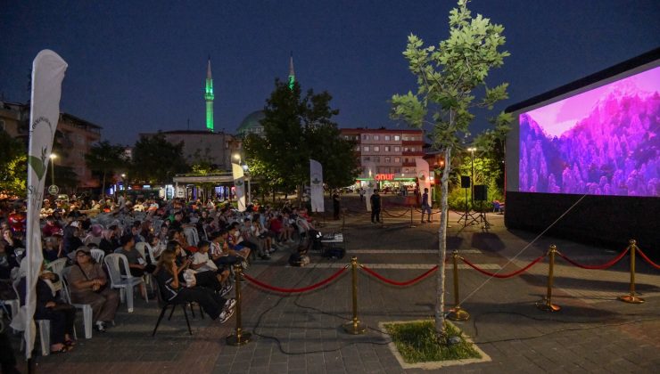 Osmangazi’de mahalle mahalle gezen yazlık sinema nostaljisi başladı