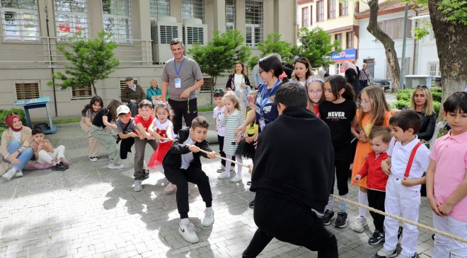 Mudanyalı minikler yaz tatilini sokak oyunlarıyla değerlendiriyor