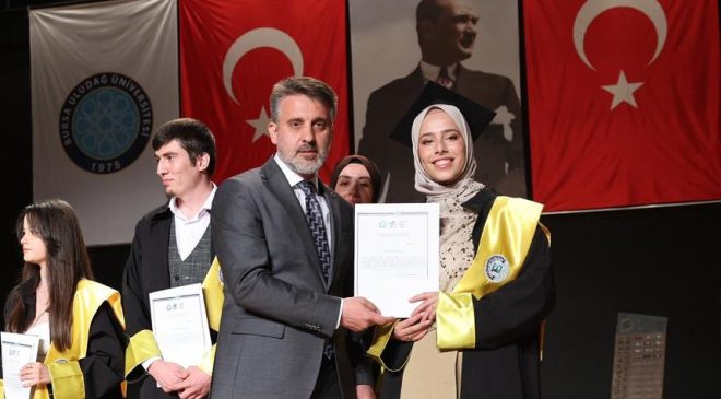 Bursa Uludağ Üniversitesi’nde mimarlık mezunları diplomalarını aldı