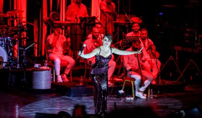 Bursa’da Festival coşkusu Derya Bedavacı konseriyle devam etti