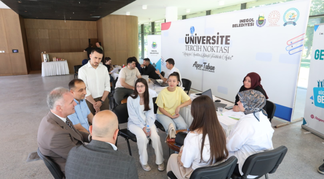 İnegöl Belediyesi tercih döneminde gençlerin yanında