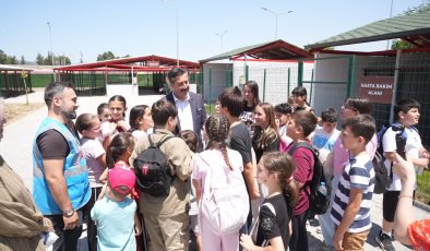 Başkan Ercan Özel çocuklarla birlikte barınaktaki hayvanları ziyaret etti