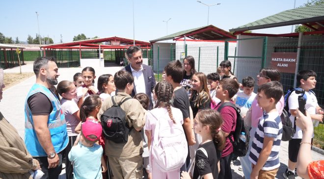 Başkan Ercan Özel çocuklarla birlikte barınaktaki hayvanları ziyaret etti