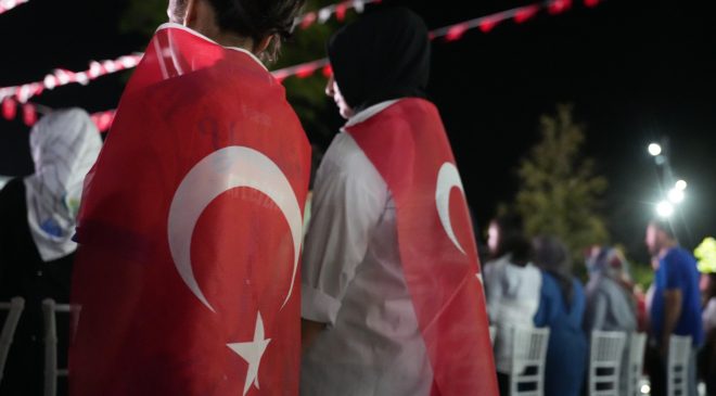 Yenişehir’de 15 Temmuz’un 10. yılında kırmızı-beyaz kortej yürüyüşü