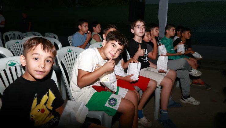 Mahalle meydanları yazlık sinemaya dönüştü