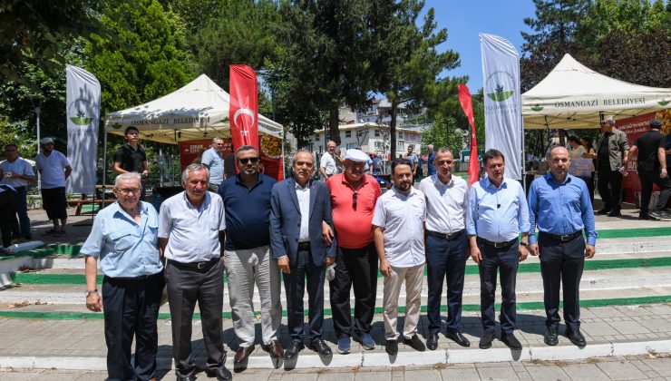 Mihraplı Camii’de cuma namazı sonrası Başkan Aydın’dan aşure ikramı