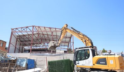 Osmangazi Belediyesi Yunuseli’de kaçak yapıyı temizledi