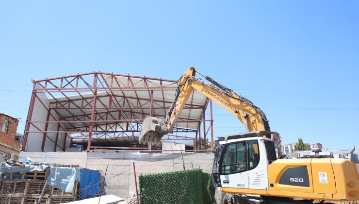 Osmangazi Belediyesi Yunuseli’de kaçak yapıyı temizledi