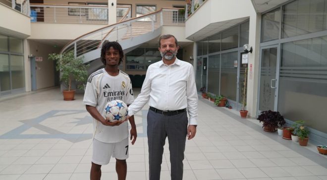 Freestyle futbolun yıldızı Gürsu’da çocuklarla buluştu