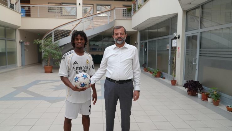 Freestyle futbolun yıldızı Gürsu’da çocuklarla buluştu