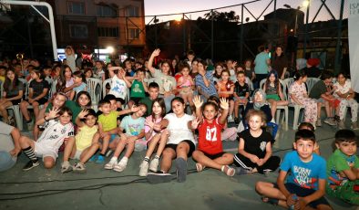 Osmangazi’de çocuklar açık havada film izledi
