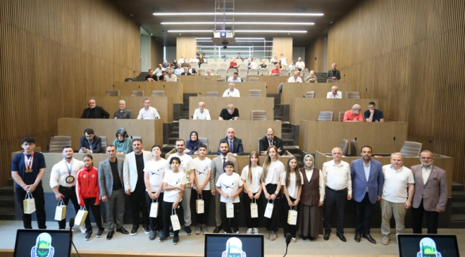 İnegöl Belediye Meclisi’nde başarılı sporcular ödüllendirildi