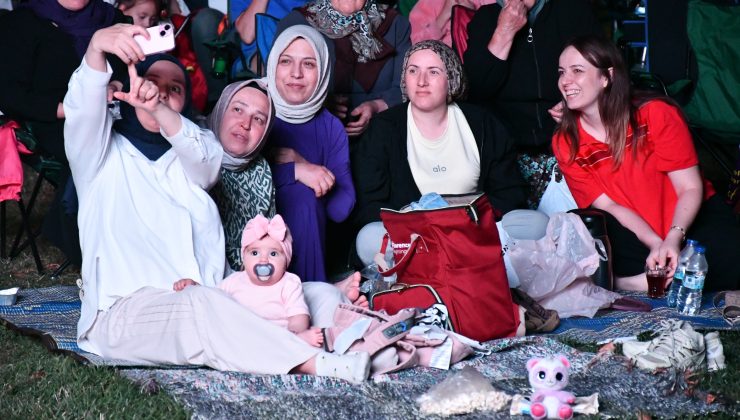 Açık hava sinemasında nostalji dolu gece