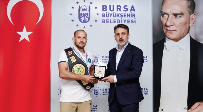 75 kiloda zirveye çıktı! Dünya şampiyonu güreşçi Bursa’da onurlandırıldı
