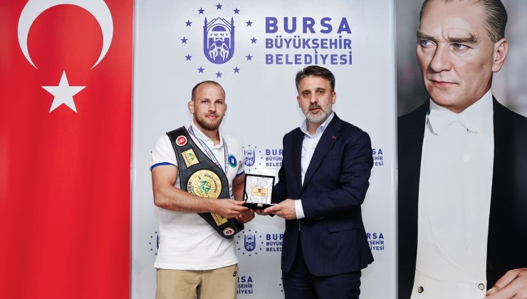 75 kiloda zirveye çıktı! Dünya şampiyonu güreşçi Bursa’da onurlandırıldı