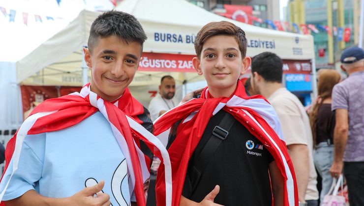 Bursa’da 104. yıl coşkusu: Meydanlarda ön binlerce Türk Bayrağı dağıtıldı