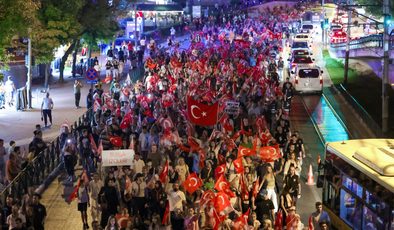 Bursa’da 104. yıl coşkusu: Binler Zafer Yürüyüşü’nde tek yürek oldu